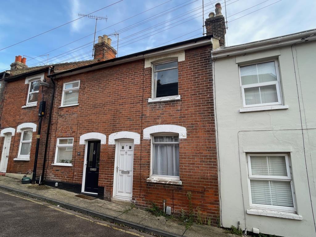 Lot: 126 - TERRACE HOUSE FOR IMPROVEMENT IN COLCHESTER CITY CENTRE - Alternative view of the front of the 2 bedroom house